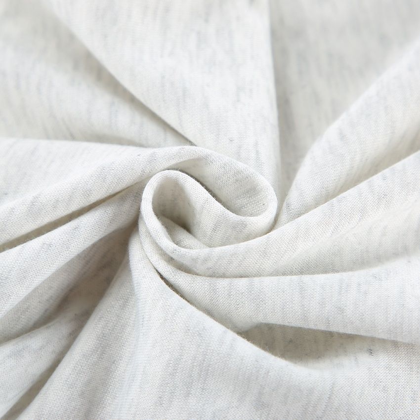 Conjunto de dos piezas: top corto informal y pantalones de pierna ancha.