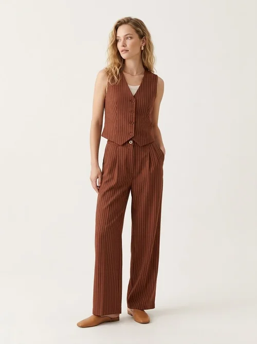 Completo due pezzi composto da gilet gessato e pantaloni a gamba larga