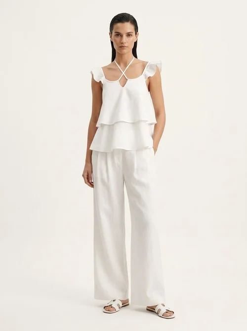 Completo da donna composto da top a canotta bianco con volant e pantaloni a gamba larga.