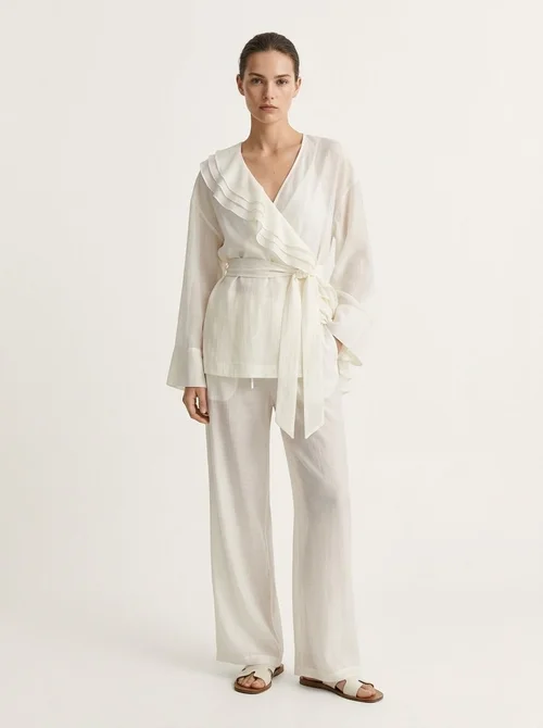 Completo da donna composto da blusa a portafoglio con volant e pantaloni a gamba larga.
