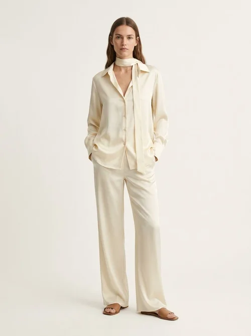 Completo da donna composto da camicia a maniche lunghe testurizzata e pantaloni.