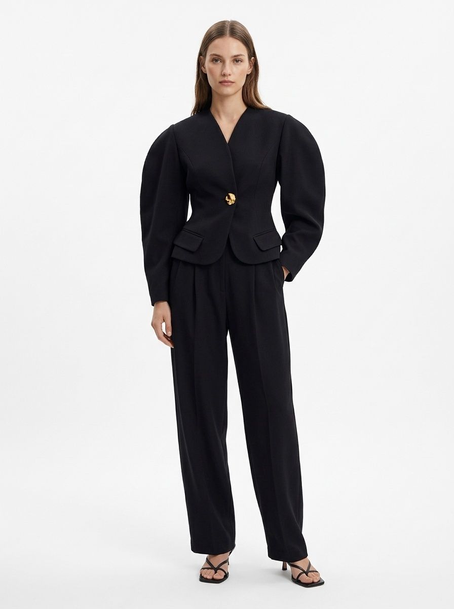 Completo da donna nero con blazer e pantaloni a sbuffo.