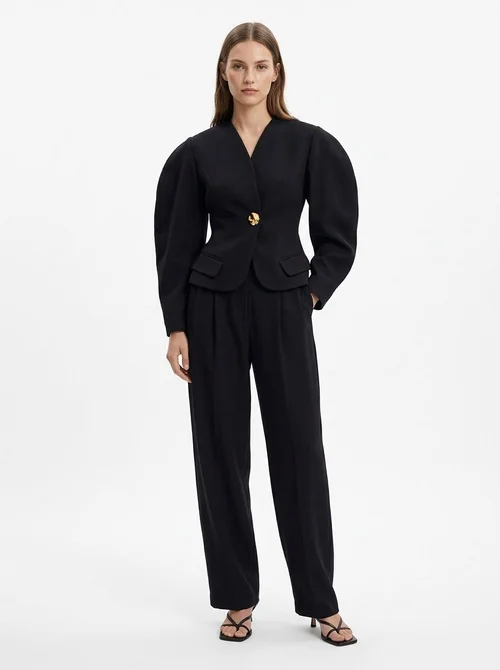 Completo da donna nero con blazer e pantaloni a sbuffo.