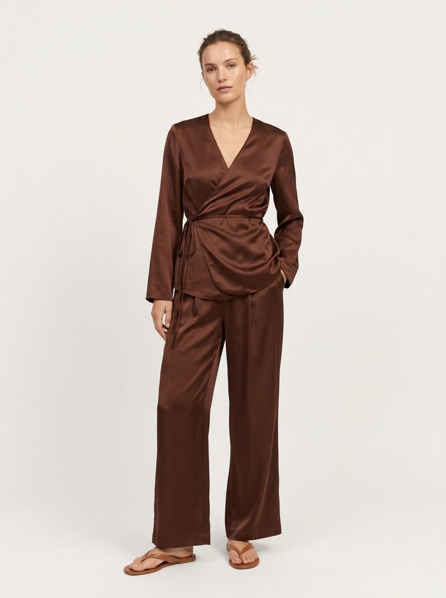 Completo da donna composto da top a portafoglio in raso e pantaloni a gamba larga.