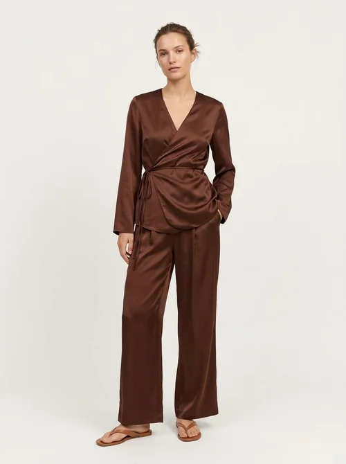 Completo da donna composto da top a portafoglio in raso e pantaloni a gamba larga.