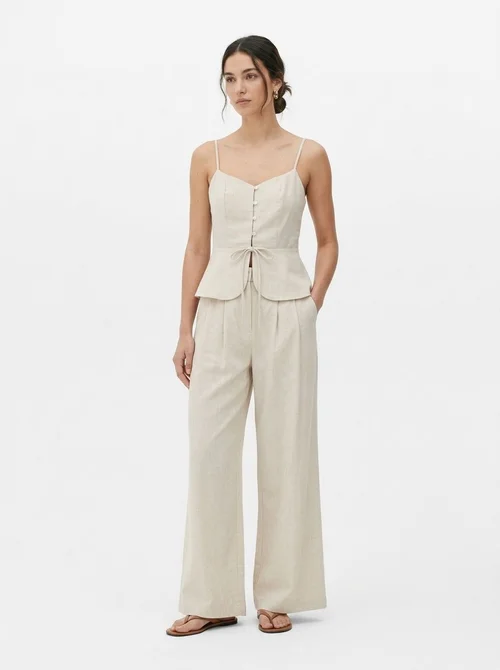 Completo da donna composto da top peplum senza maniche e pantaloni a gamba larga.
