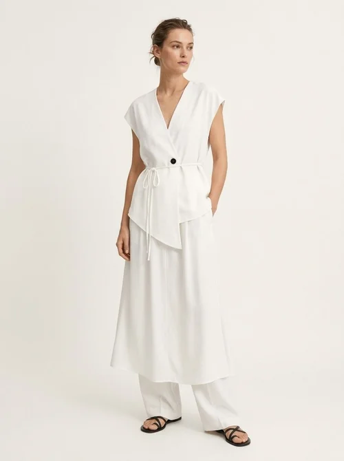 Completo da donna composto da top a gilet con scollo a V e gonna lunga.