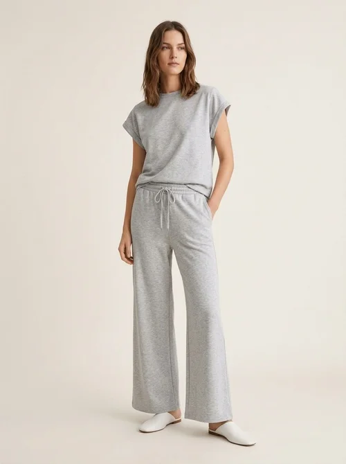 Completo da casa composto da crop top e pantaloni della tuta a gamba larga, composto da due pezzi.
