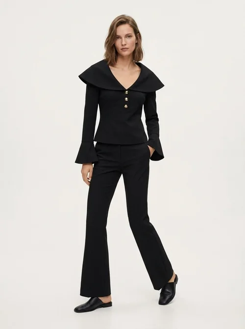 Completo due pezzi da donna composto da top nero a maniche svasate e pantaloni.