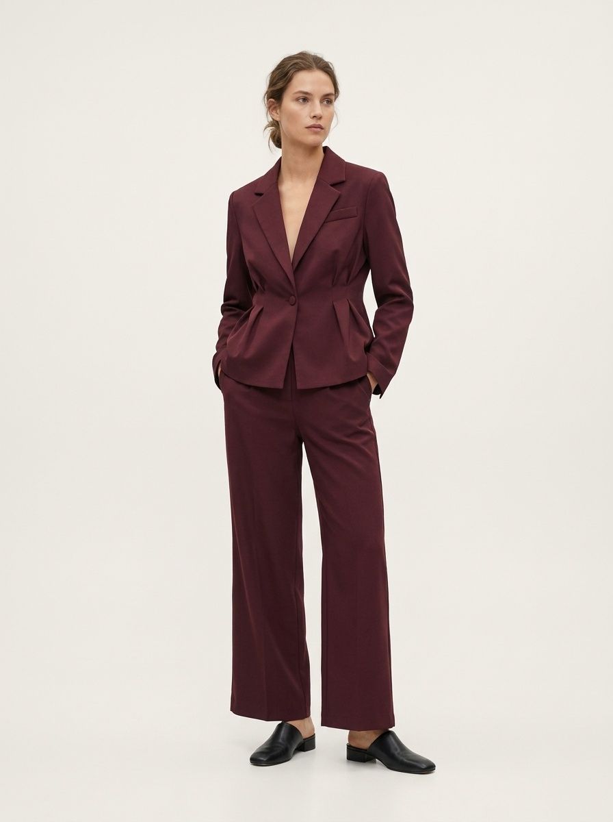 Completo da donna composto da blazer aderente e pantaloni a gamba larga color marrone scuro.