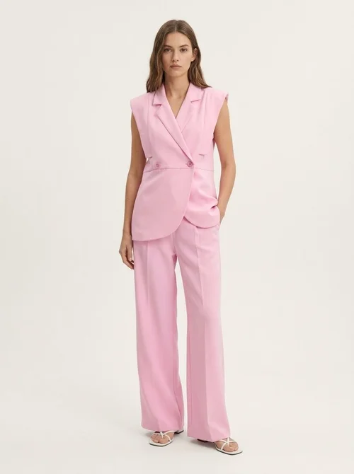 Completo da donna rosa composto da canotta senza maniche e pantaloni a gamba larga.