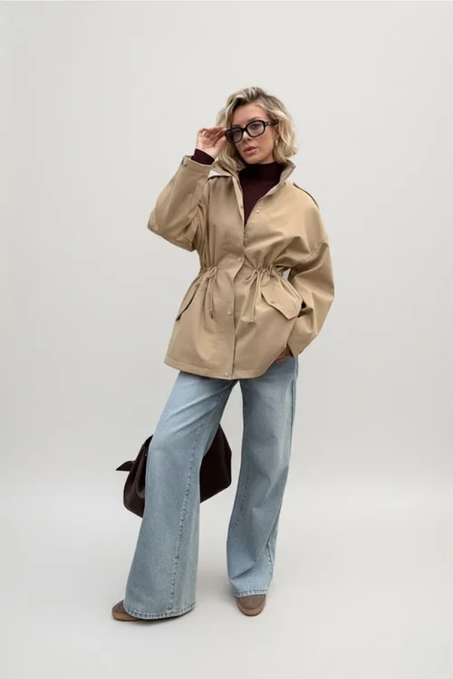 Giacca a vento da donna di media lunghezza, semplice, casual, ampia, con cintura/coulisse in vita, modello SFE-00010