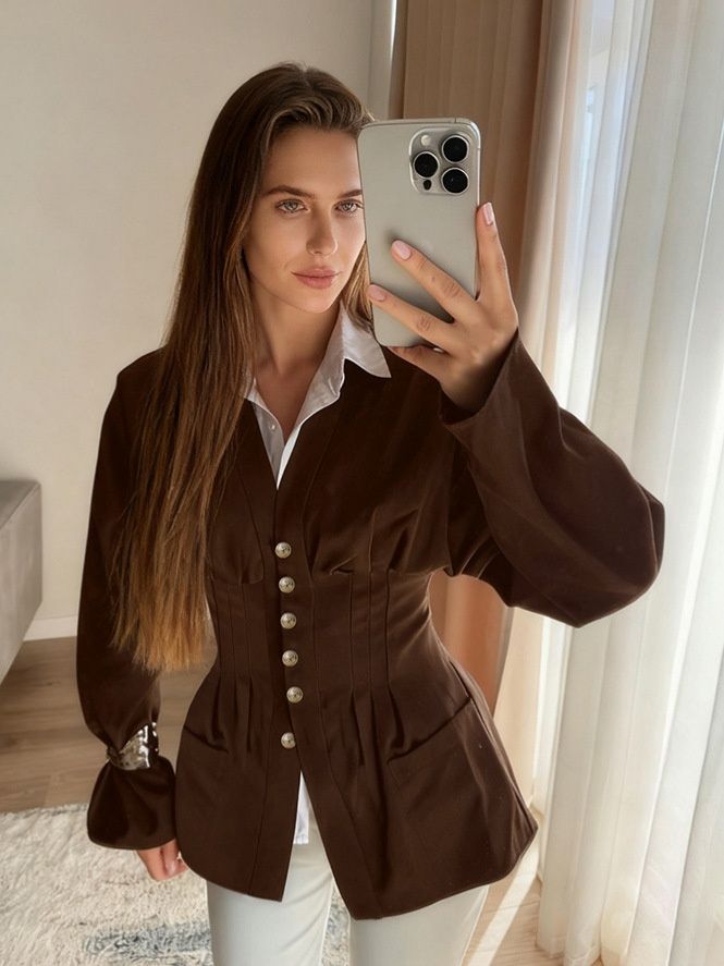 Chaqueta tipo blazer con cintura tipo corsé y escote en V con botones en la parte delantera.