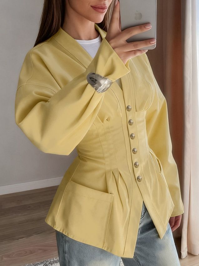 Chaqueta tipo blazer con cintura tipo corsé y escote en V con botones en la parte delantera.
