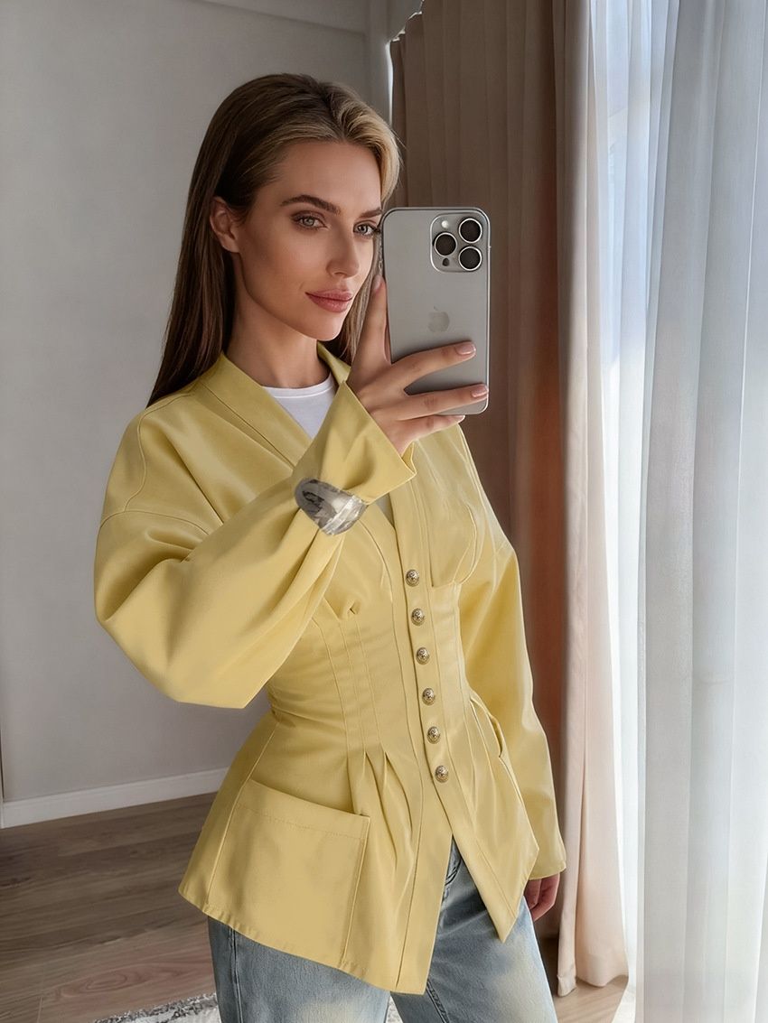 Chaqueta tipo blazer con cintura tipo corsé y escote en V con botones en la parte delantera.