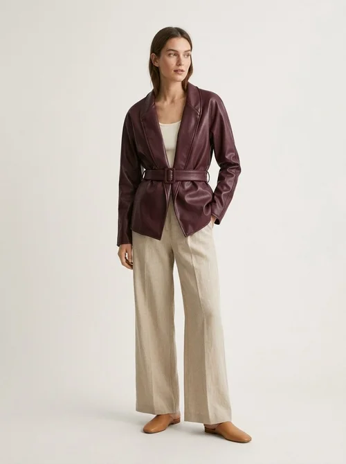 Giacca peplum da donna in similpelle color rosso vino con cintura.