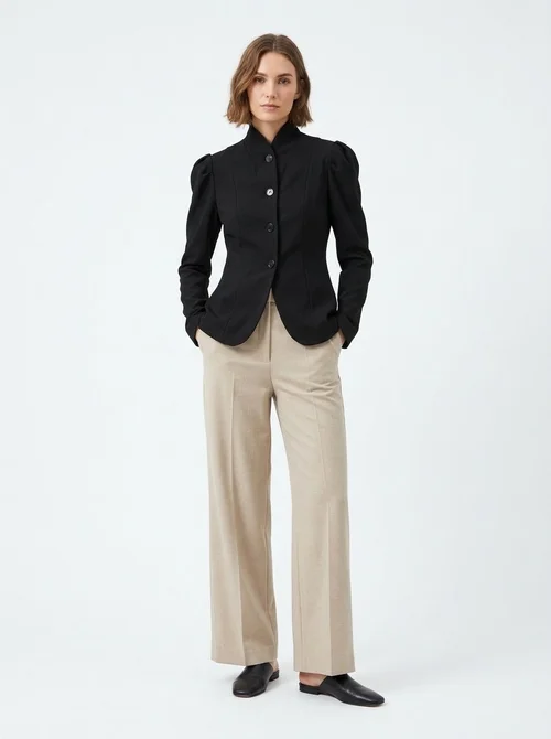 Blazer da donna sartoriale con collo alto e maniche a sbuffo.