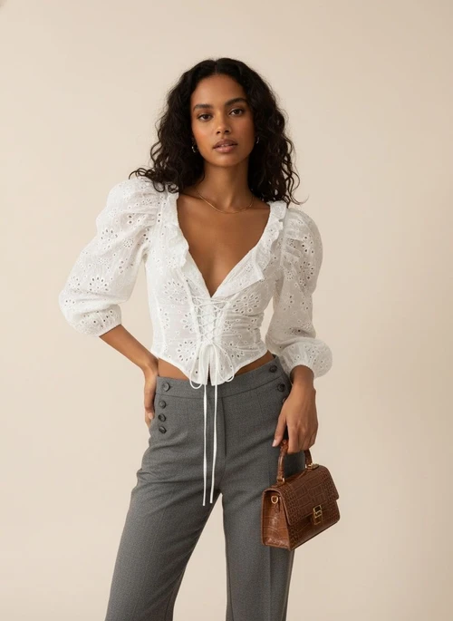 Crop top blanc à œillets et lacets avec manches bouffantes