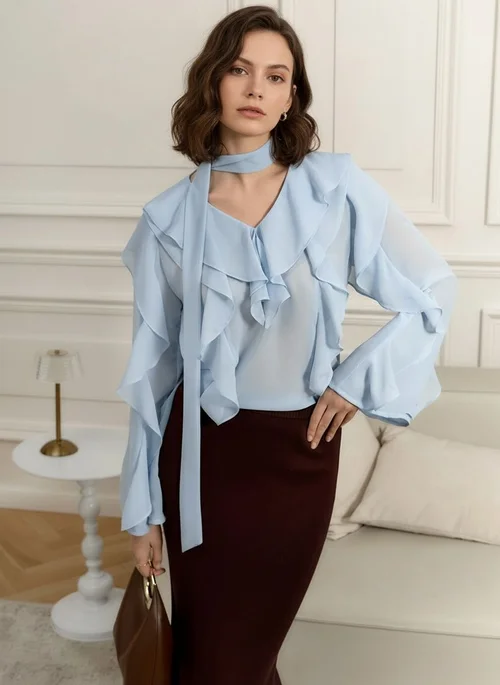 Camicetta in chiffon con volant e fiocco al collo
