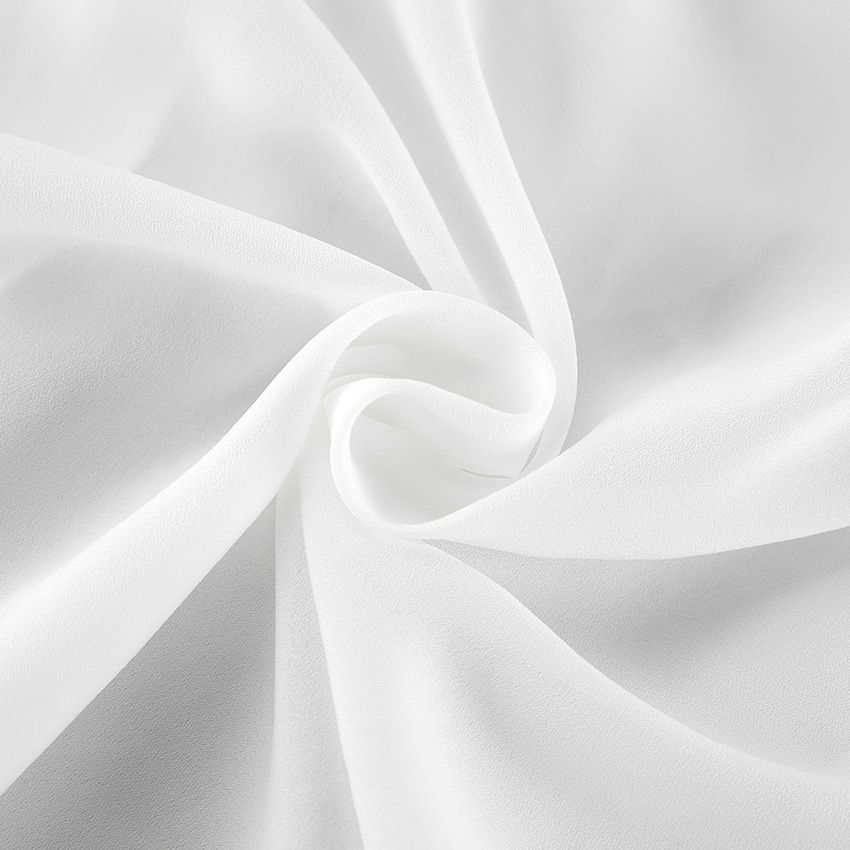 Blusa de gasa con volantes y lazo en el cuello.