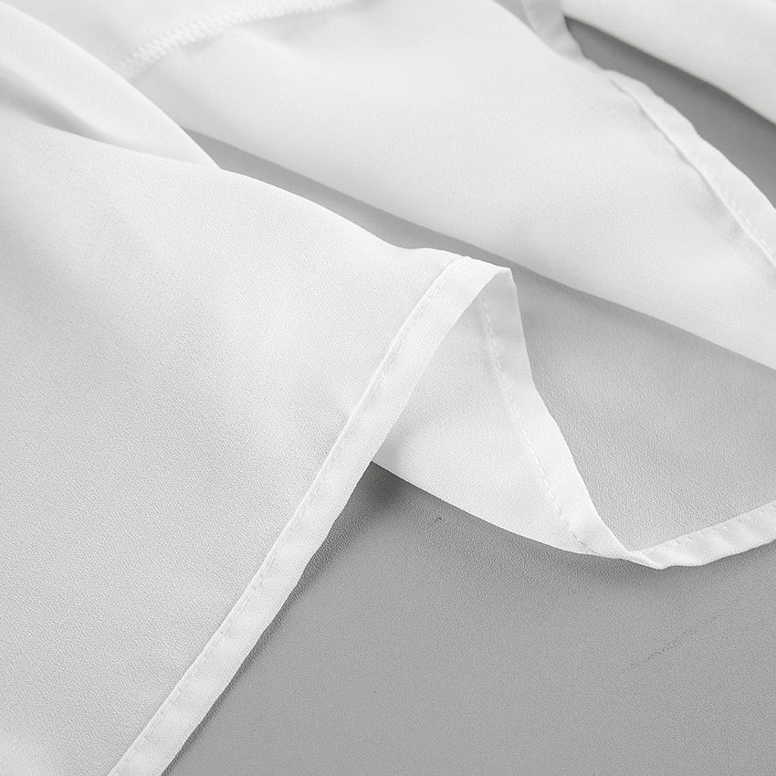 Blusa de gasa con volantes y lazo en el cuello.