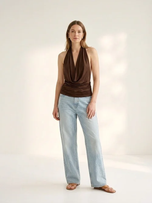Elegante top all'americana con scollo a cascata e drappeggio.