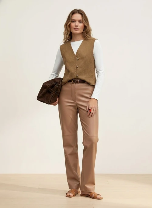 Gilet marron à col en V et boutons sur le devant, aspect daim