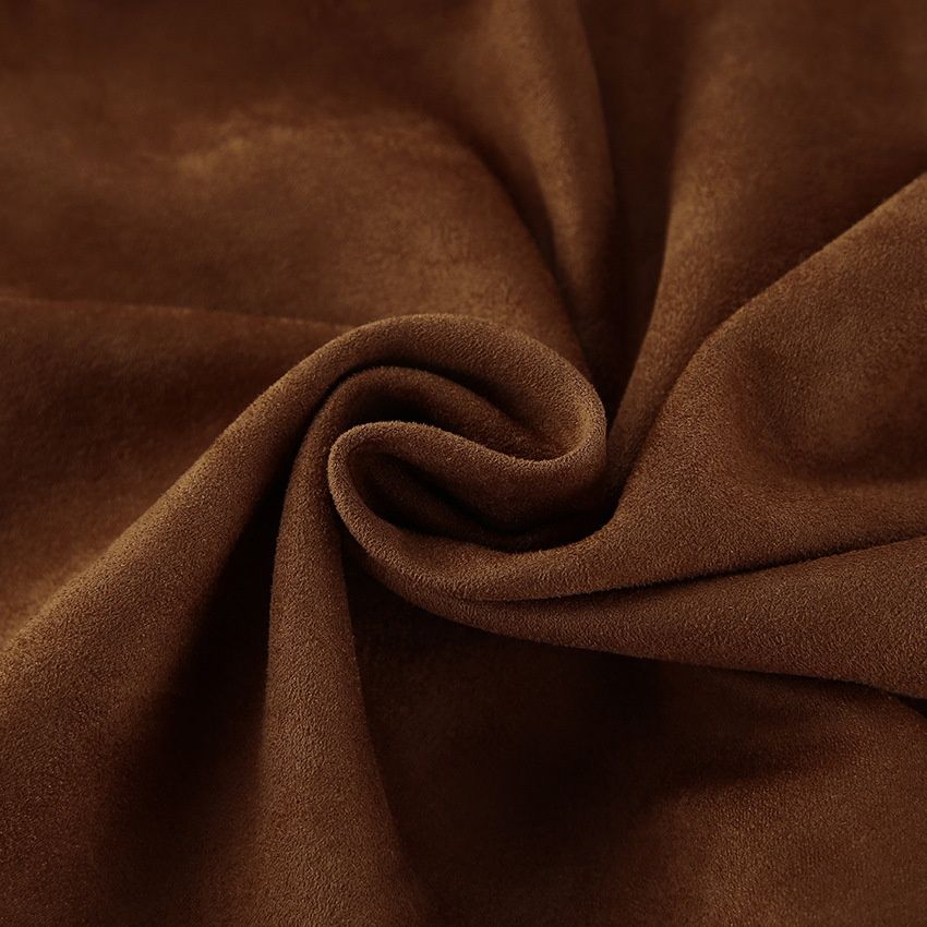 Chaleco marrón con cuello en V y botones delanteros, con aspecto de ante.