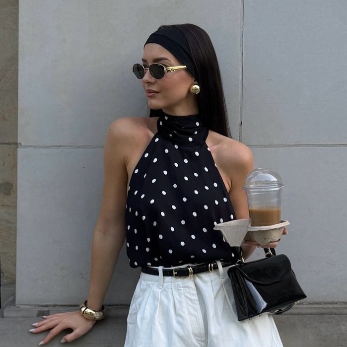 Blusa con cuello halter y lazo de lunares: elegante y versátil.