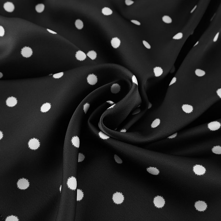 Blusa con cuello halter y lazo de lunares: elegante y versátil.