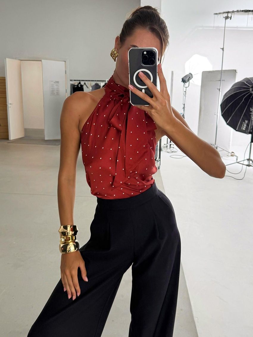 Blusa con cuello halter y lazo de lunares: elegante y versátil.