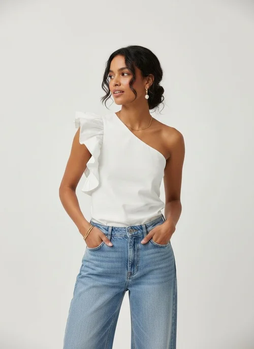 Elegante top bianco monospalla con volant