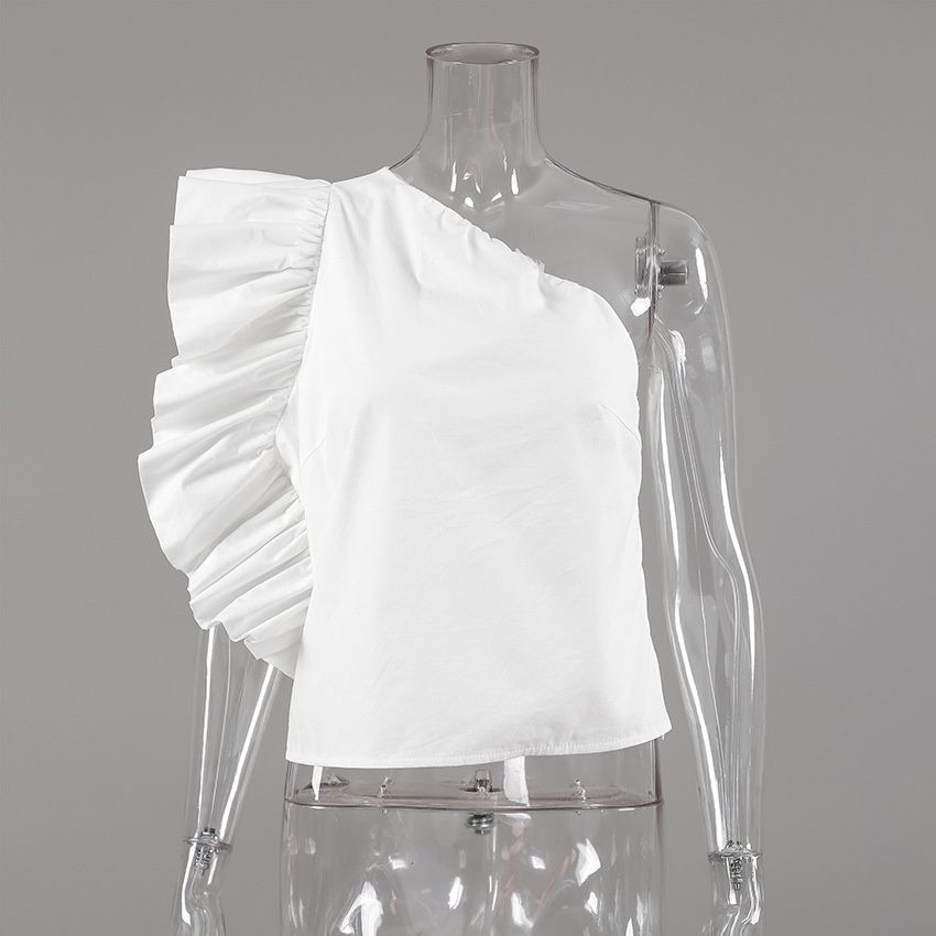 Elegante top blanco de un solo hombro con volantes.