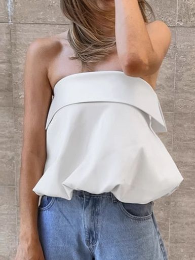 Top blanco sin tirantes con bajo abullonado y lazo largo en la espalda.