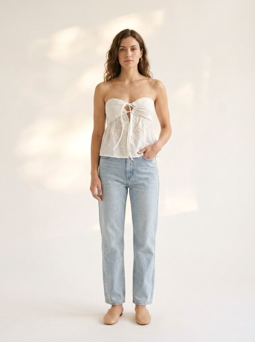 Haut bustier blanc brodé de fleurs à nouer sur le devant