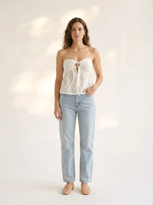 Haut bustier blanc brodé de fleurs à nouer sur le devant