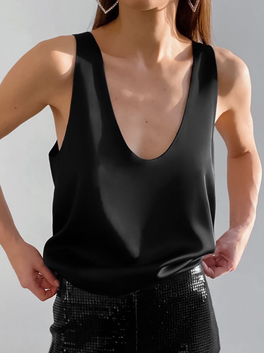 Camiseta sin mangas de satén con escote en V profundo: elegante y versátil.
