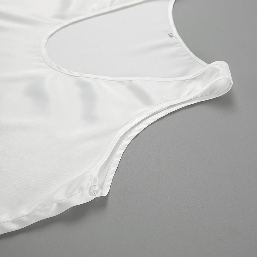 Camiseta sin mangas de satén con escote en V profundo: elegante y versátil.