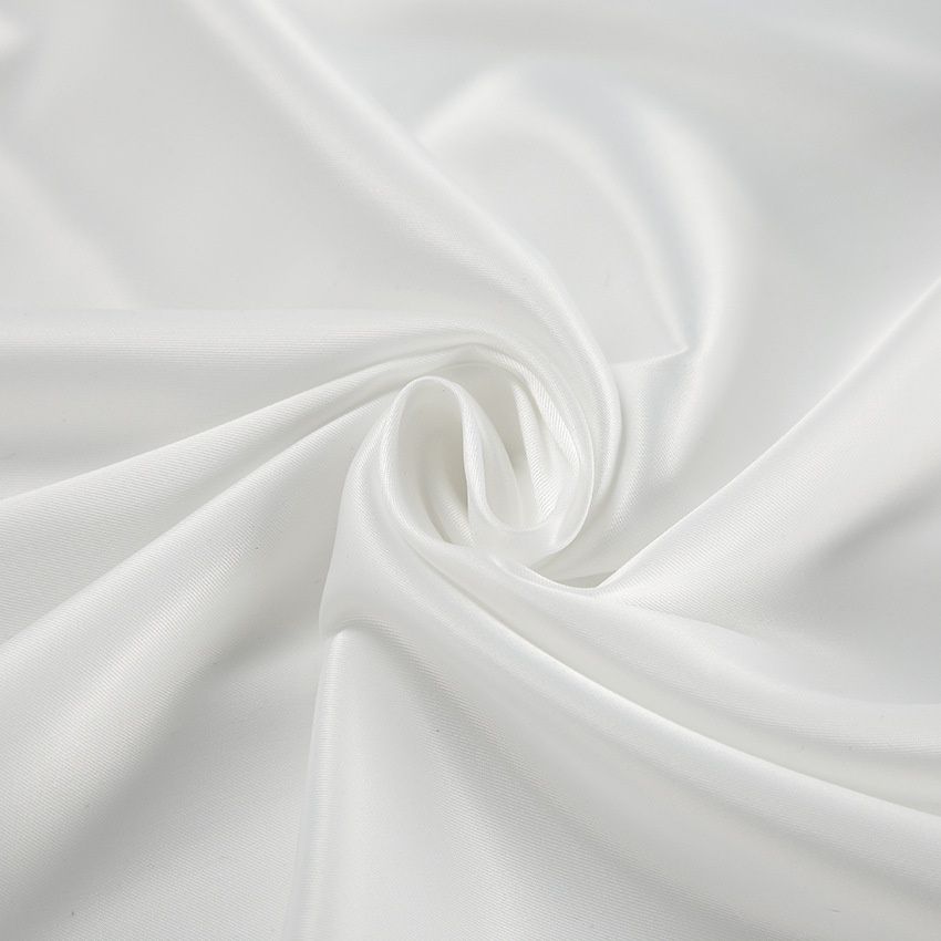 Camiseta sin mangas de satén con escote en V profundo: elegante y versátil.