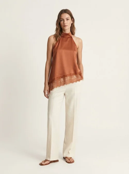 Top in raso marrone con scollo all'americana e orlo asimmetrico in pizzo.