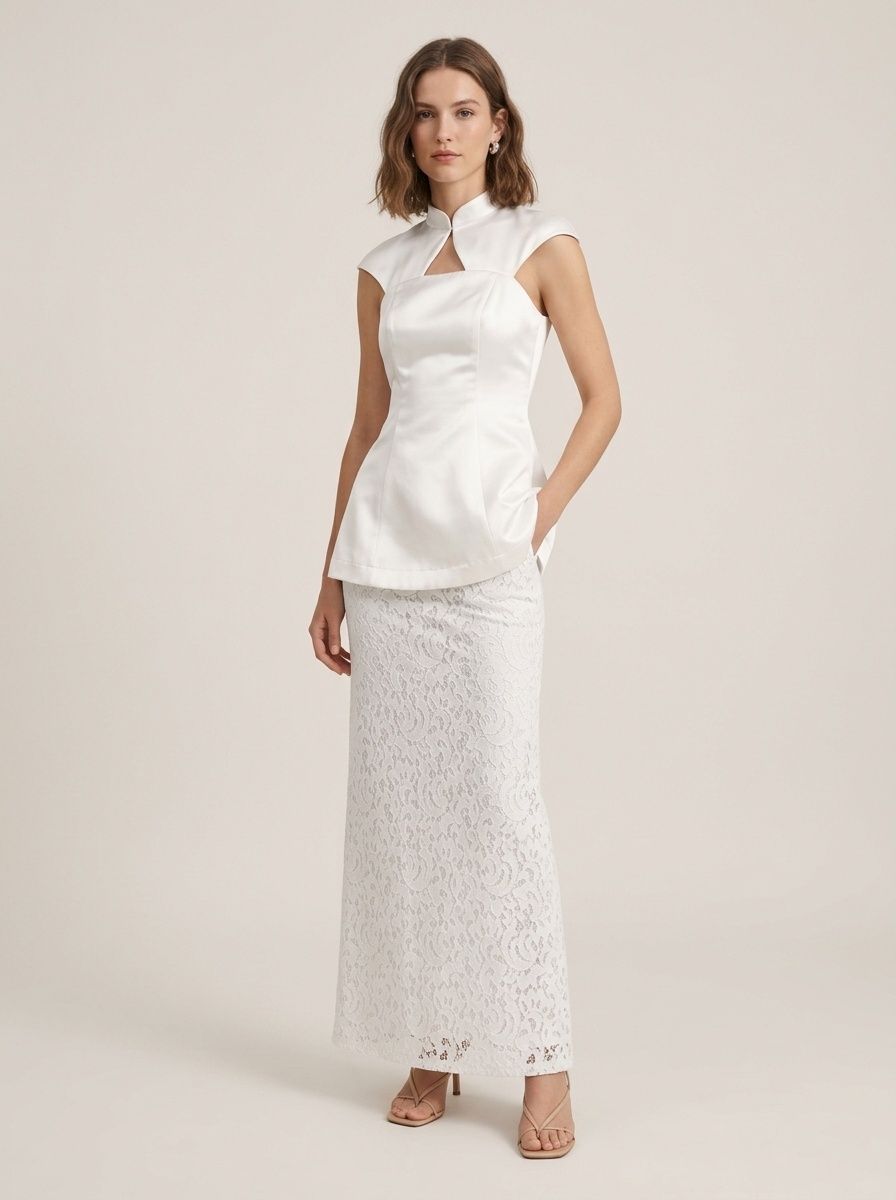 Completo composto da top peplum bianco e gonna lunga in pizzo floreale.