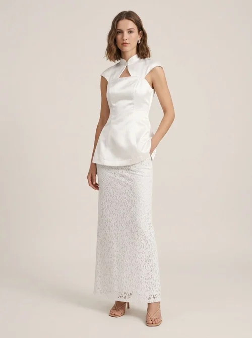 Completo composto da top peplum bianco e gonna lunga in pizzo floreale.