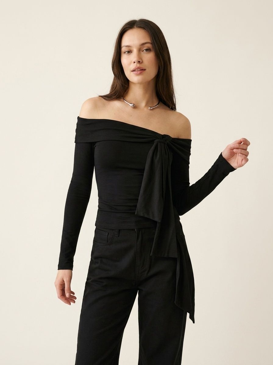 Haut chic noir à épaules dénudées et manches longues à nouer