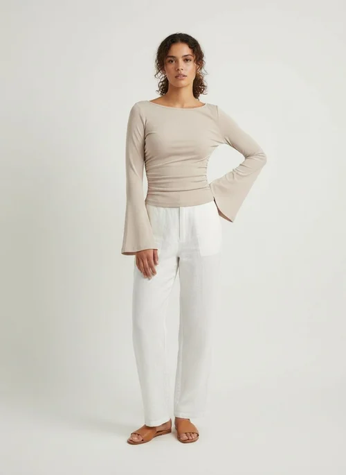 Top corto beige a coste con arricciature e maniche a campana.