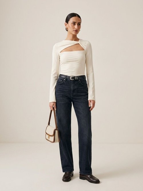 Elegante top a maniche lunghe con scollo a V e ritagli.