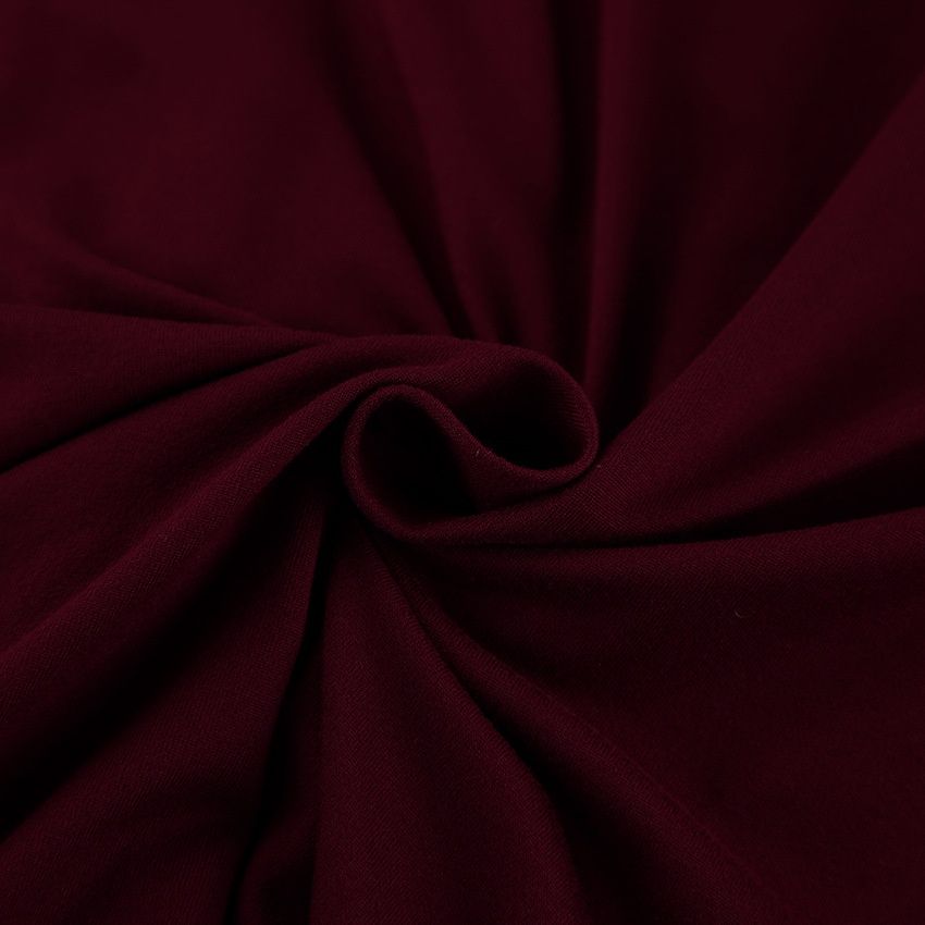 Elegante top de manga larga con cuello drapeado y hombreras acolchadas.