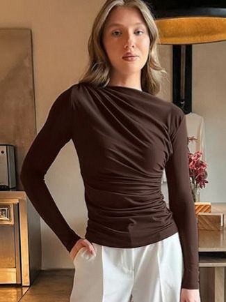 Top de manga larga fruncido color marrón chocolate