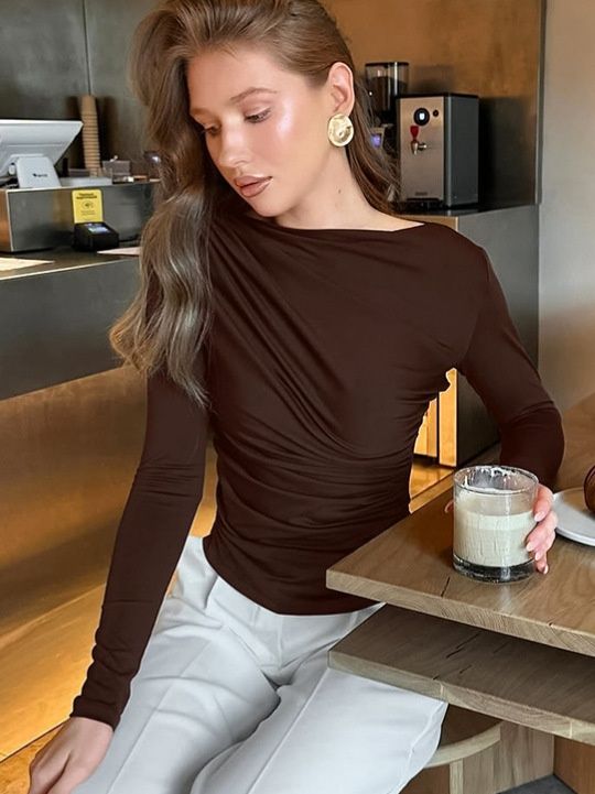 Top de manga larga fruncido color marrón chocolate