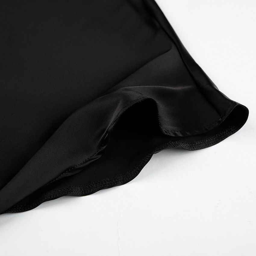 Elegante top de satén de un solo hombro