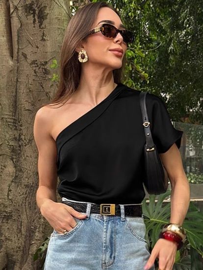 Elegante top de satén de un solo hombro